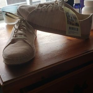 NWT Tom's Sneaker